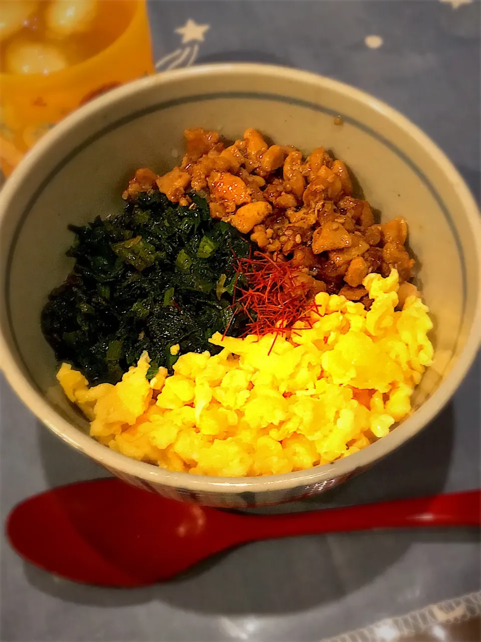 三色丼  鶏肉の甘辛そぼろ煮  炒り卵  ほうれん草胡麻油炒め  糸切り唐辛子🌶  黒豆茶|ch＊K*∀o(^^*)♪さん