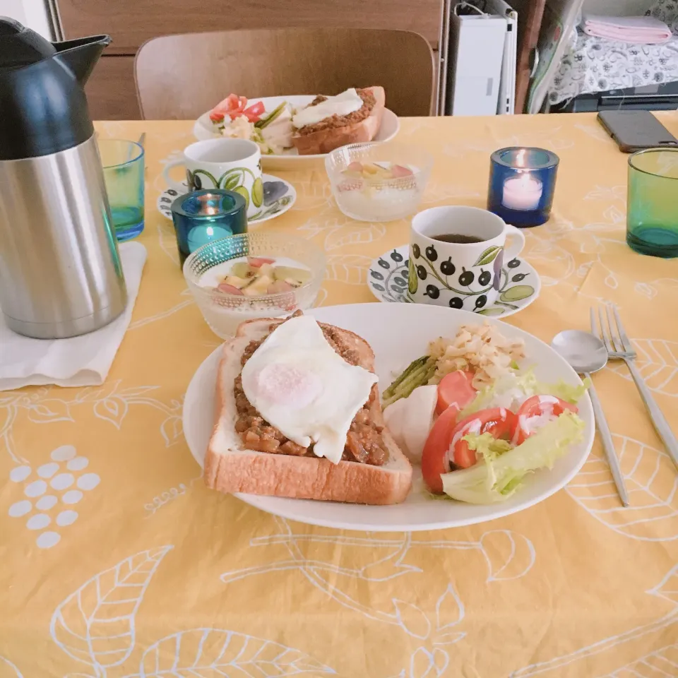 Snapdishの料理写真:残り物の#セミドライカレー と半熟の目玉焼きを乗せて土曜日の #朝ごパン|gintanさん