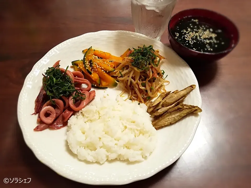 今日の晩ご飯だよ(*^^*)
★イカの煮付け
★もやしとベーコンのオイスターソース炒め
★かぼちゃの塩きんぴら
★ごぼうチップス
★あおさとわかめスープ|ソラシェフさん