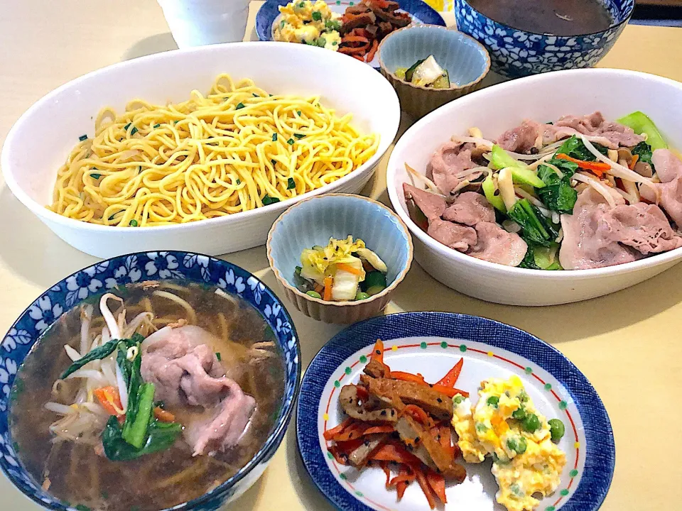 Snapdishの料理写真:5／18昼食  #昼ごはん  •肉野菜炒めのっけラーメン •うすいえんどう卵とじ/人参ほねく炒め •浅漬け  ‥つけ麺にしようと思ってたのに、なんだか変遷して‥😅‥|おさんどんさん