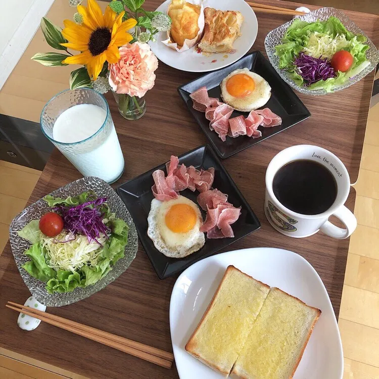 Snapdishの料理写真:5/19❤︎休日モーニング❤︎
#モーニング #朝ごはん #おうちごはん #休日ごはん #トースト #アップルパイ #プレーンマフィン #生ハム #半熟目玉焼き|Makinsさん