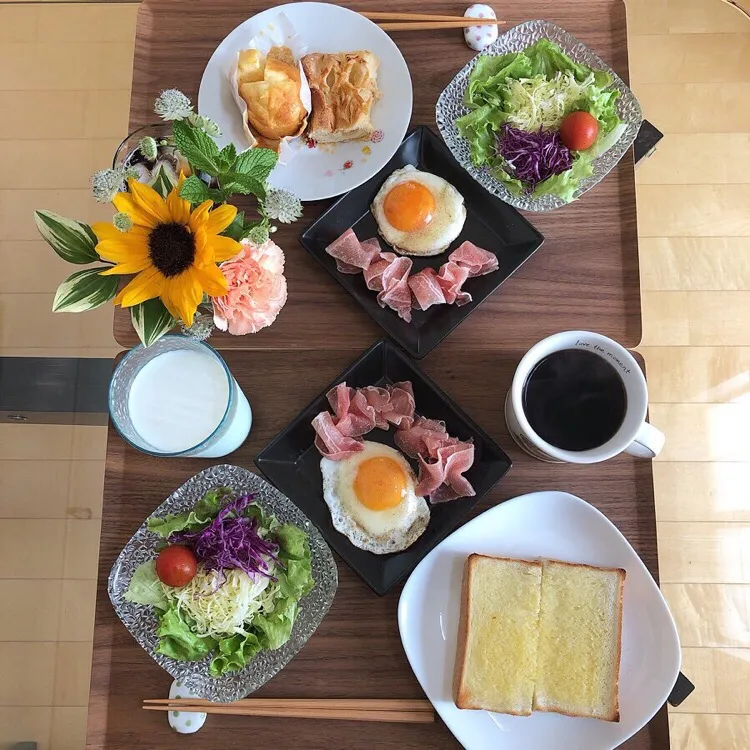 Snapdishの料理写真:5/19❤︎休日モーニング❤︎
#モーニング #朝ごはん #おうちごはん #休日ごはん #トースト #アップルパイ #プレーンマフィン #生ハム #半熟目玉焼き|Makinsさん