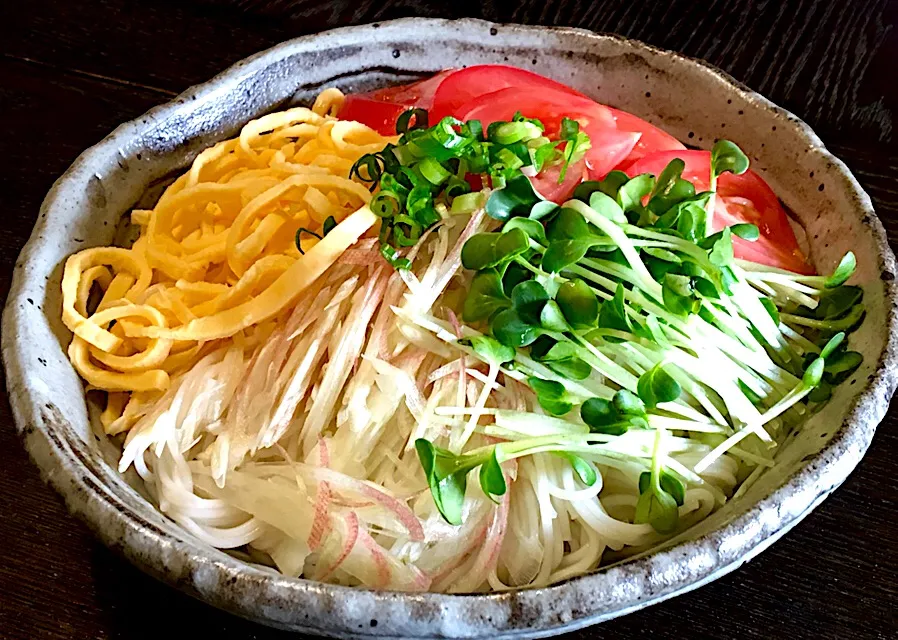 Snapdishの料理写真:朝から 冷そうめん
・二日酔い❓
・播州素麺・トマト・カイワレ
・錦糸卵・茗荷・生姜・ネギ|mottomoさん