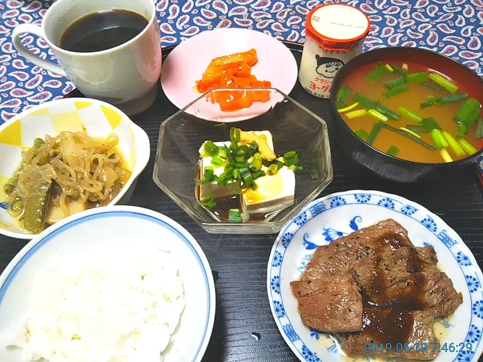 よねばーばの朝ごはん
日曜日、
牛ロース焼肉
冷奴
牛角のカクテキキムチ
味噌汁
肉じゃが、ご飯、コーヒー、
チチヤスヨーグルト|yoneばーばさん