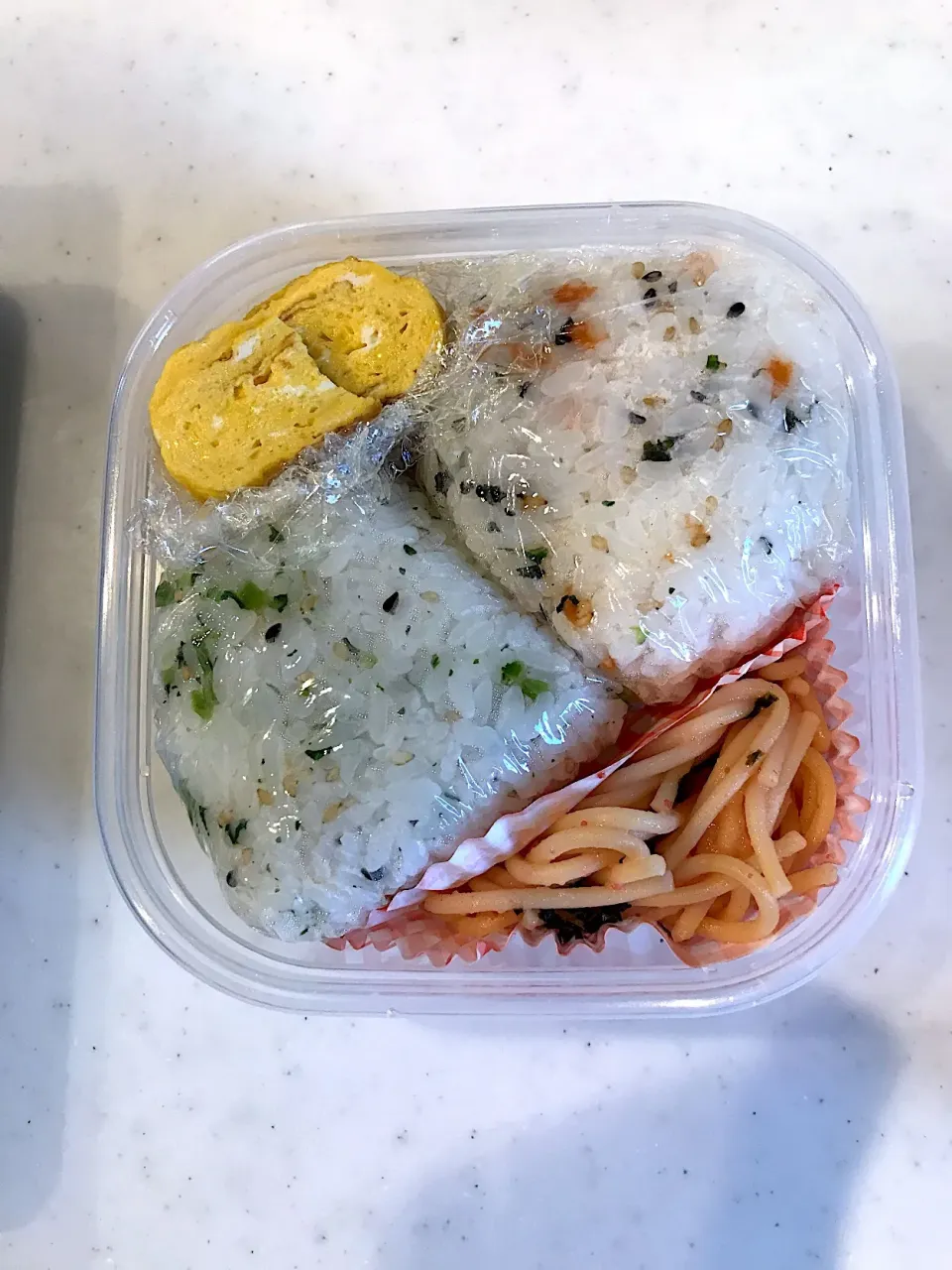 Snapdishの料理写真:2019.5.17 (金) #私のお弁当  #簡単弁当  #おにぎり  #おにぎり弁当|あっきーよさん