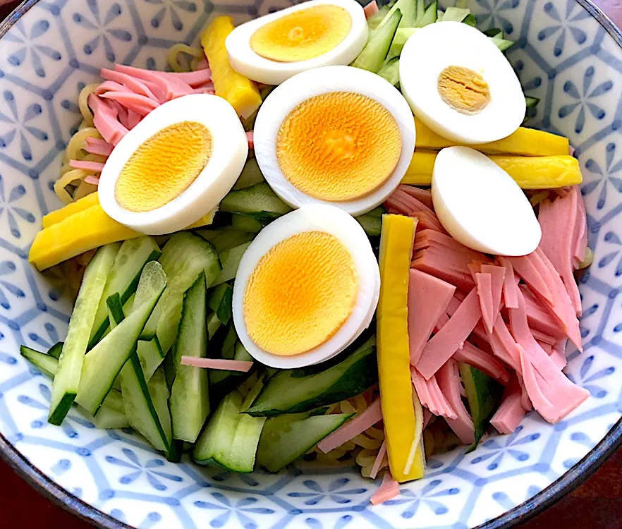 お休みの朝は！！冷やしラーメン🍜毎週春夏秋冬関係なく、お休みの朝は！冷やしラーメン。
栄養バランスも最高だしね😊 #札幌  #中島公園  #snapdish  #冷やしラーメン #お休みの朝|Yukie  Toriseさん