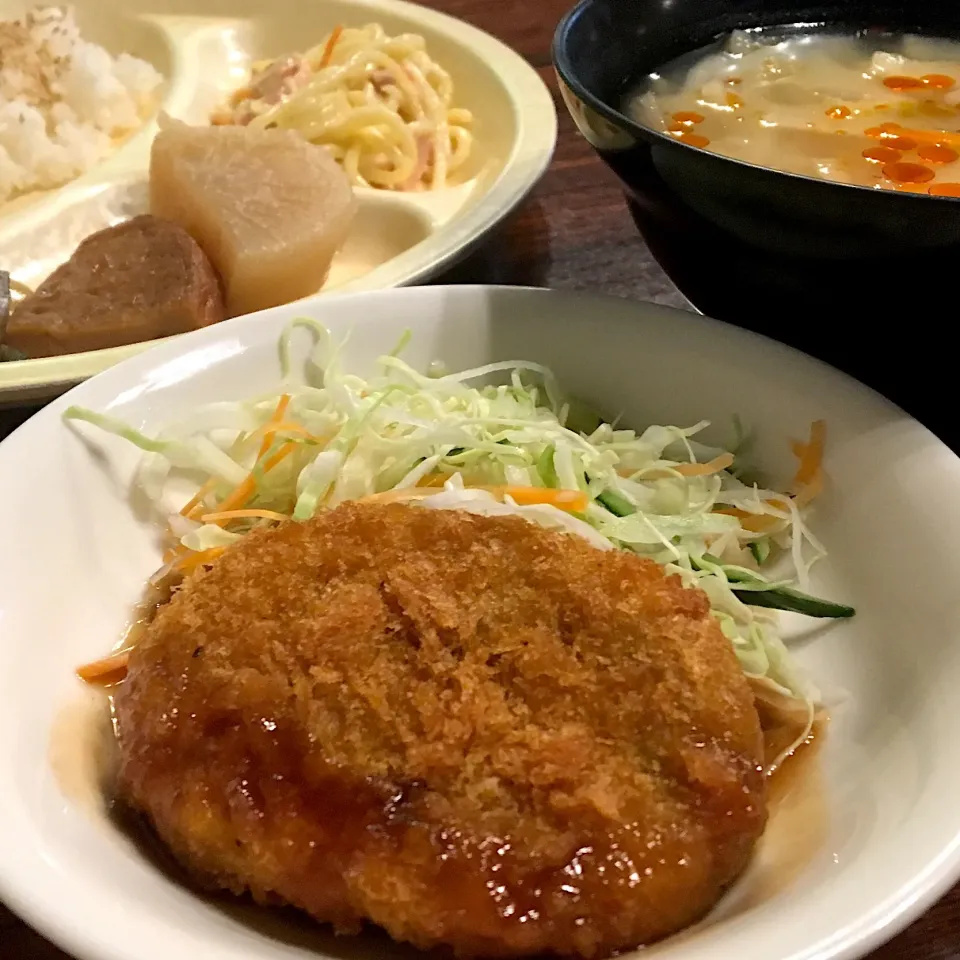 昼ごはん☀️☀️🔆
かぼちゃコロッケ  おでん  スパサラダ  切り昆布煮  たくあん|ぽんたさん