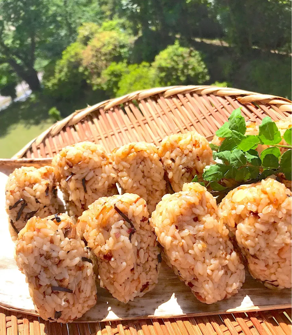 持ち寄り飲み会❻えのき茸瓶の炊き込みご飯でおにぎり|シュトママさん