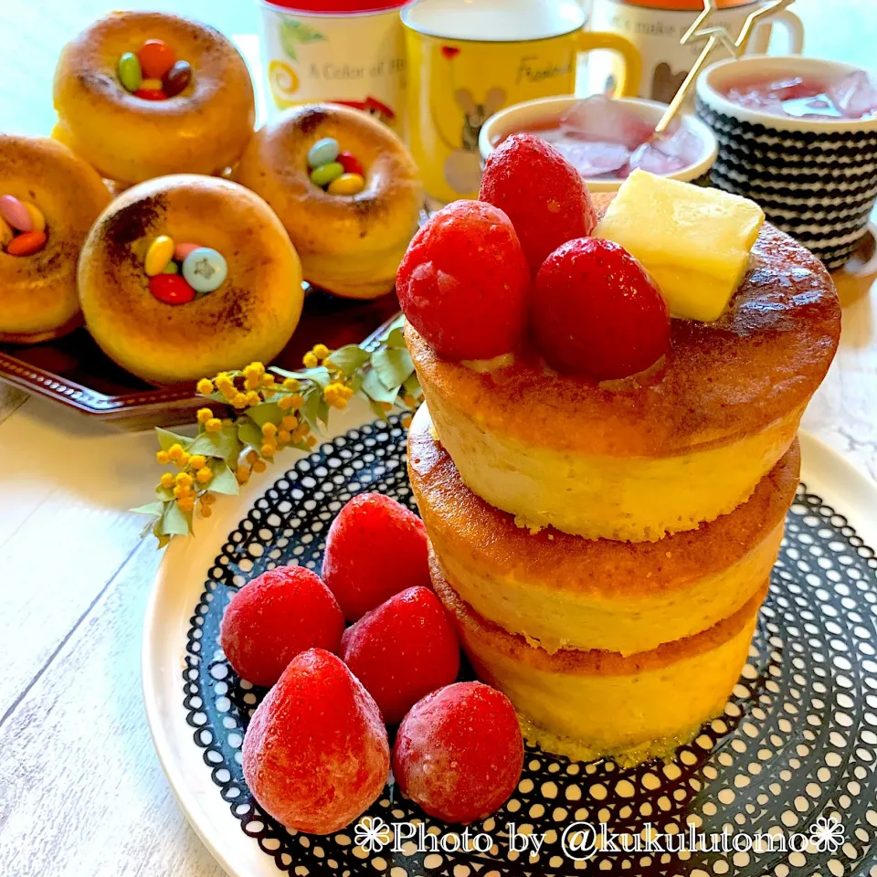 Snapdishの料理写真:ホットケーキミックスでパンケーキ&ドーナツ|kukulutomo ❁𓎪 ⡱𓎩‎𐩢𐩺𓎪 ⡱さん