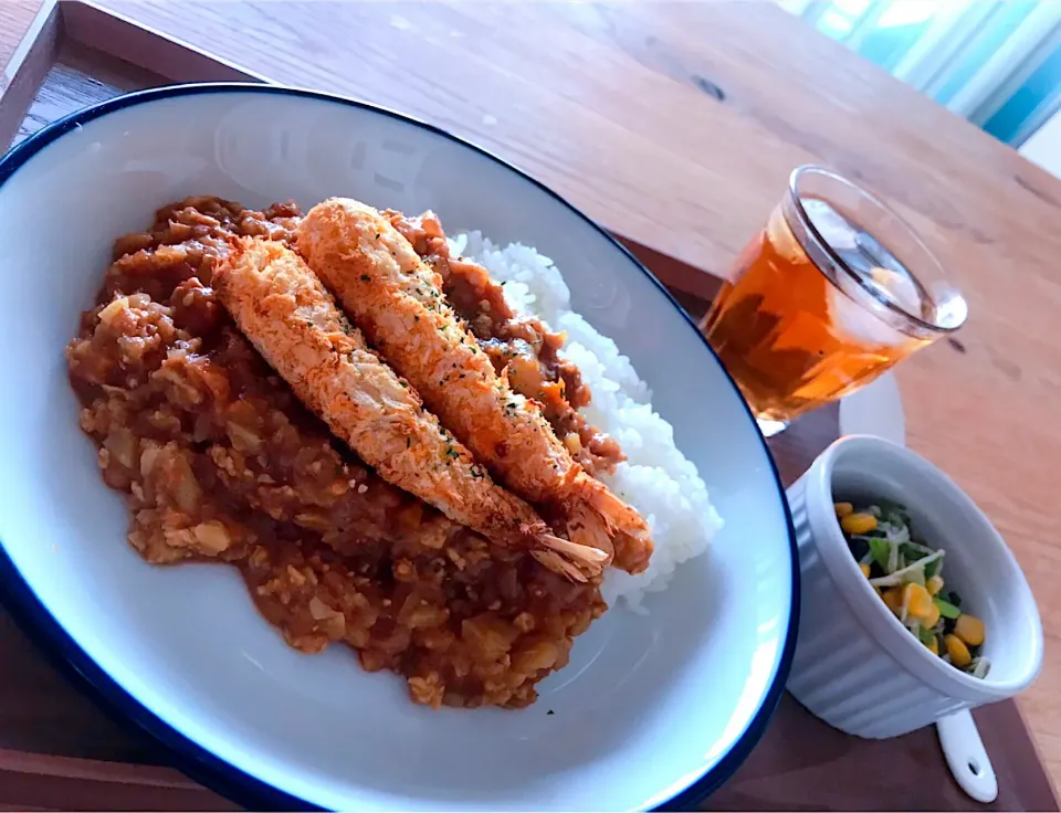 エビフライカレー🍤🏝
コーンとほうれん草のソテーと💓
冷食のエビフライ安かったから買ったけどほとんど衣だった件🤔🤔笑|おーやんさん