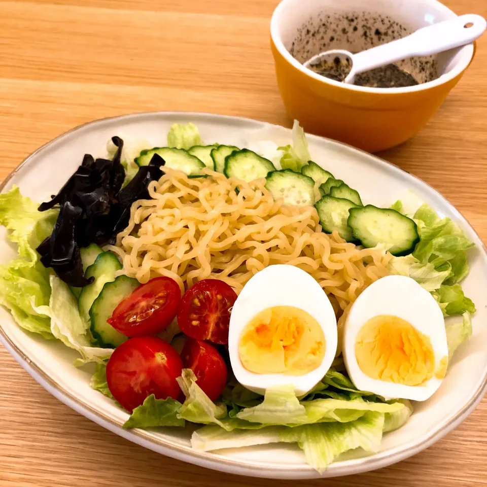 きょうの夜ごはん#ラーメンサラダ#野菜たっぷり#手作り黒ごまダレ#ひとりごはん|ゆかｕさん