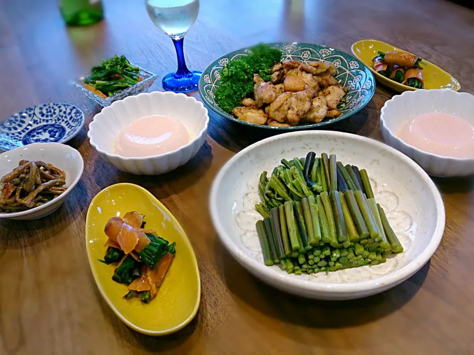 わらびのお浸しのある食卓|古尾谷りかこさん