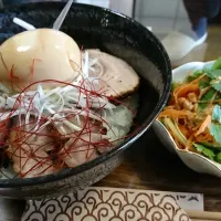 三種のチャーシュー丼とエスニックサラダ|けんいちさん