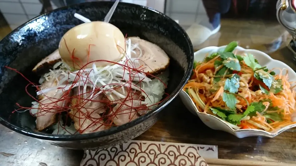 三種のチャーシュー丼とエスニックサラダ|けんいちさん