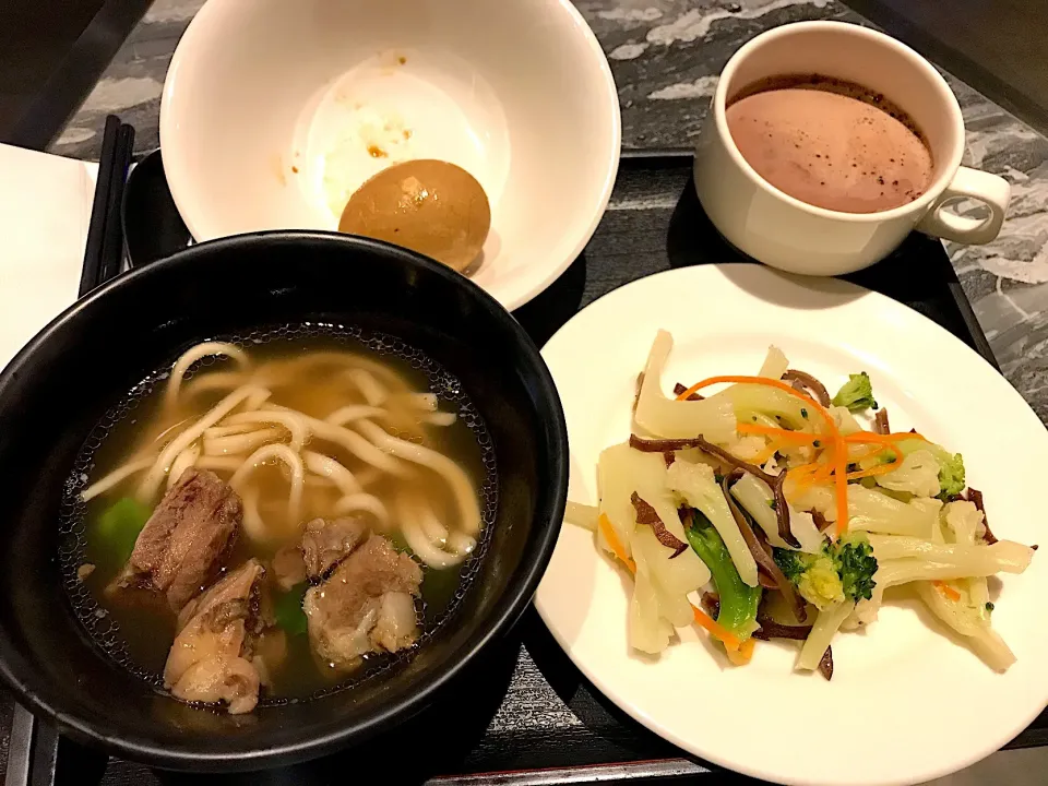 Beef noodles, vegetables, tea egg & chocolate|Sky Blueさん