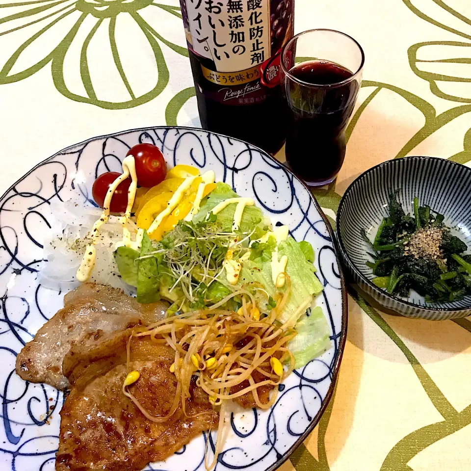 豚のしょうが焼きと春菊、ほうれん草の胡麻あえ💕赤ワインで乾杯～🤗|てるみさん