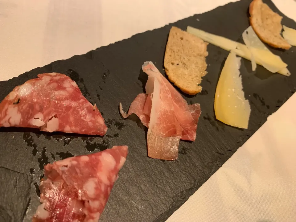 ヴェネト州郷土料理deワイン会vol.4
Antipasto
Salumi&Formaggi
*Salumi Sopressata Speck asiago
*Asiago Vecchio Neve del  grappa

#restorante
#giueme
#vino
#vento|お家でbar!さん