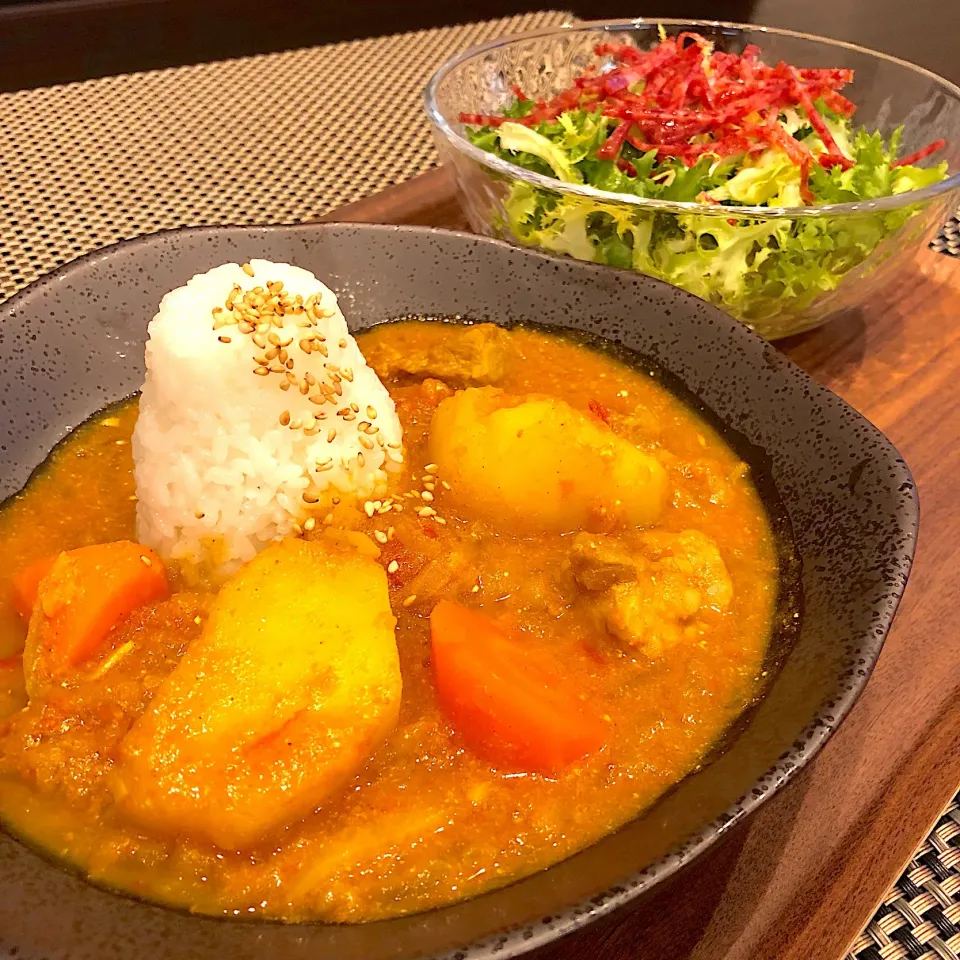 無水カレーと、エンダイブのサラミサラダ|ヨッチャンさん