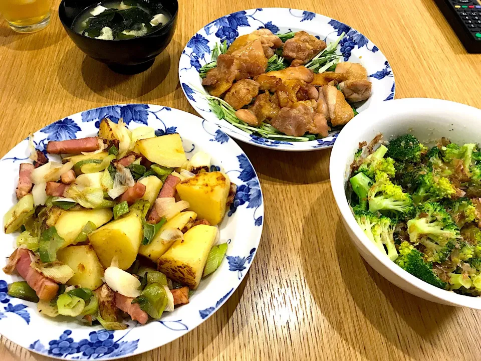 豆腐の味噌汁 照り焼きチキン じゃがいもと長ねぎの炒め物 ブロッコリー胡麻おかか和え|ゆかゆかさん