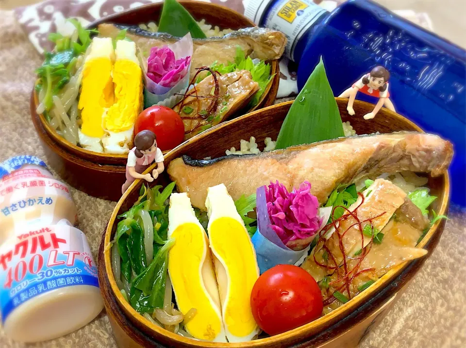 発芽玄米ブレンドご飯🍚&自家製塩鮭焼き&鶏チャーシュー🐔&三つ葉☘ともやしのナムル&半月焼き&紫キャベツラペ&わさび菜&プチトマト🍅の夫婦お弁当♪

 #弁当  #フチ子  #自家製塩鮭🐟  #鶏チャーシュー|桃実さん