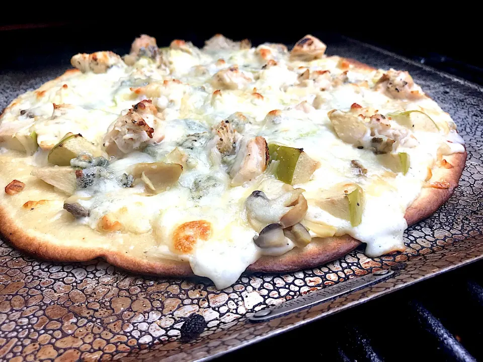 Snapdishの料理写真:Apple Gorgonzola pizza with grilled chicken|TJ McAfoosさん