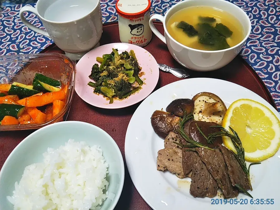 よねばーばの朝ごはん
牛ロース焼肉、椎茸、レモン添え
豆腐の味噌汁
きゅうりと大根のカクテキキムチ
ヨーグルト、
小松菜の胡麻和え、ご飯、白湯|yoneばーばさん