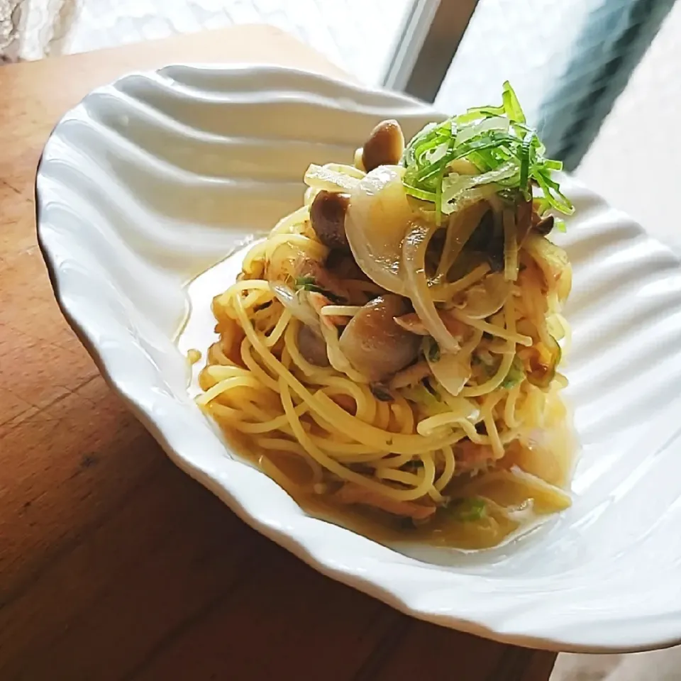 Snapdishの料理写真:シーチキンとしめじの和風パスタ|mi_neneco♪さん