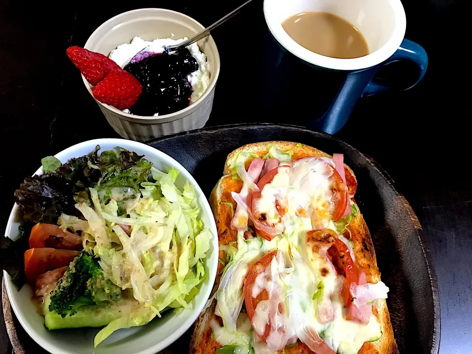 朝食 ピザトースト🍕、サラダ🥗、ギリシャヨーグルトコーヒー☕️|mikkoroさん