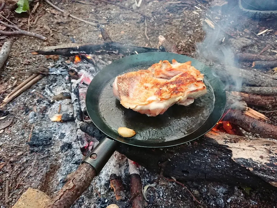 焚き火フライパンでチキンソテー|Kanaさん