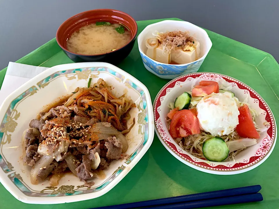 牛肉の生姜焼、冷奴、ポテトサラダ、味噌汁|Tadahiko Watanabeさん