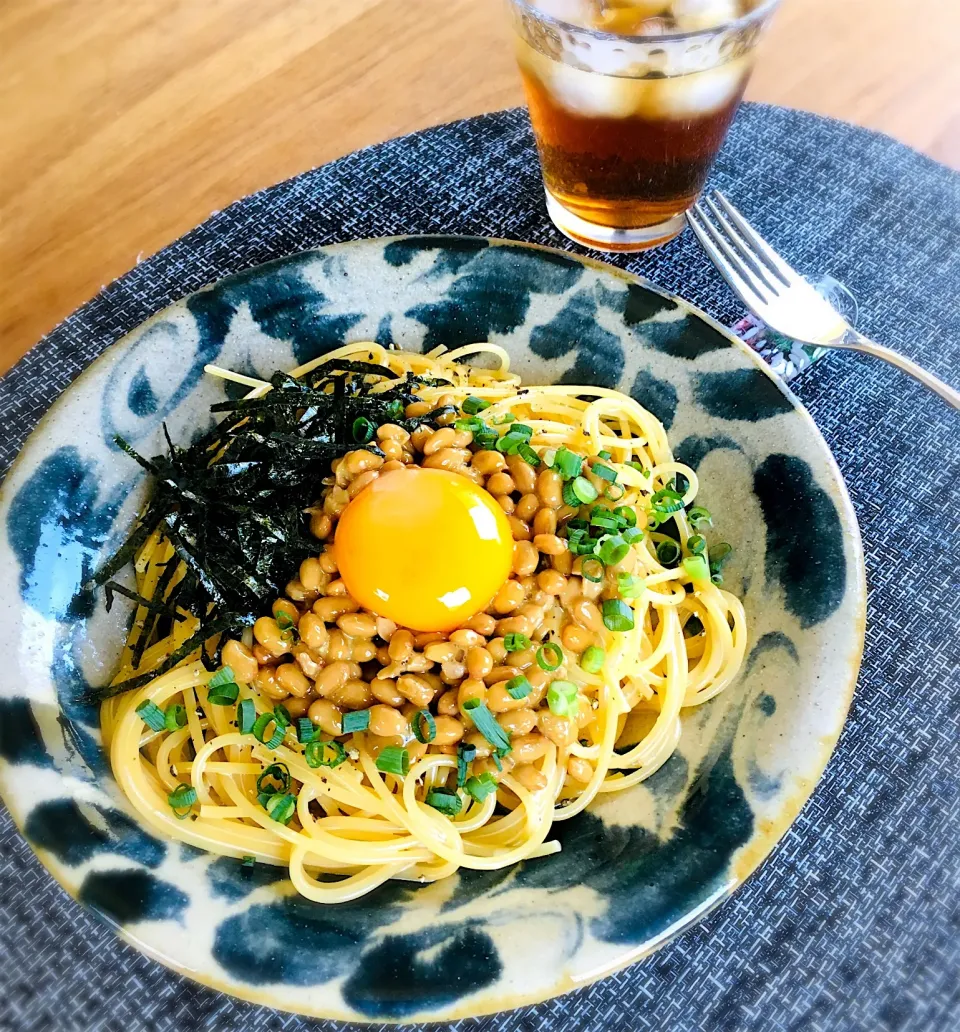 ヨッチャンさんの料理 胡椒たっぷりバージョン🤗 「最もシンプルな納豆パスタ✨ 火を使わず味付けは2つだけ👍🏻」|ミッチ☆ママさん