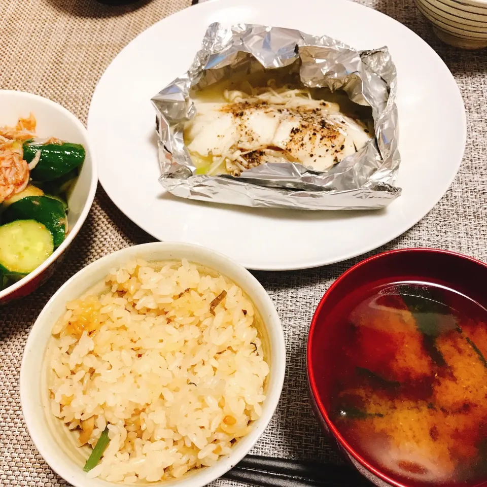 ＊あさりご飯
＊たらのホイル焼き
＊わかめの味噌汁
＊きゅうりとしらすのキムチ和え|Asamiさん