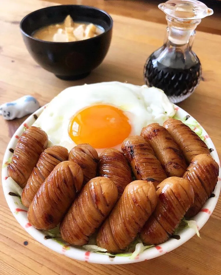 Snapdishの料理写真:ミニウインナーエッグ丼|ガク魁‼︎男飯さん