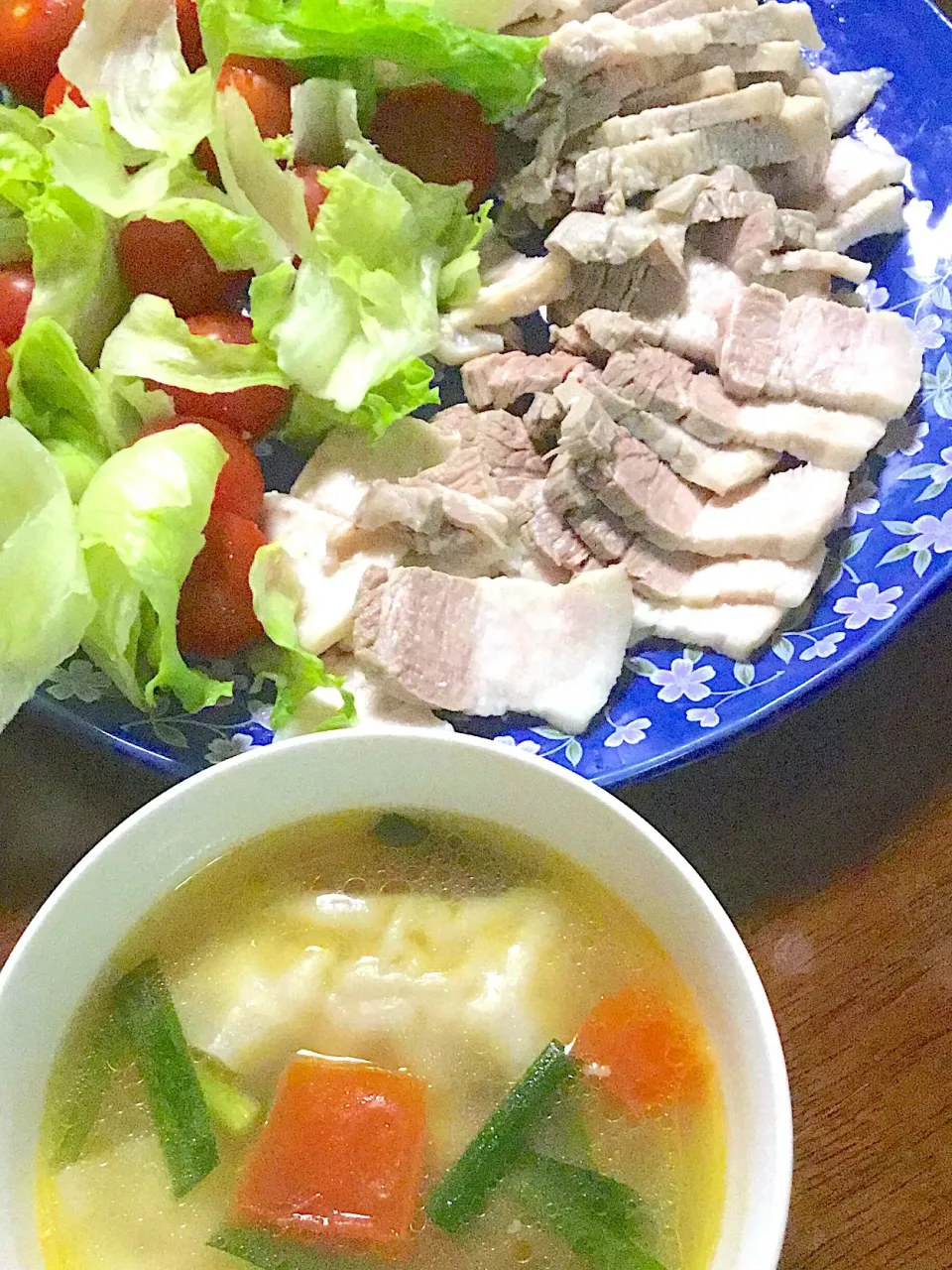 茹で豚    茹で汁餃子🥟スープ    サラダ|掛谷節子さん