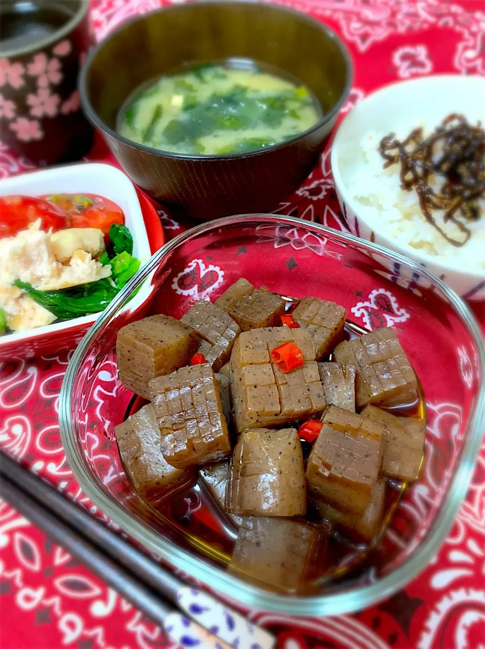 今日の夕飯🍚こんにゃくのピリ辛煮、トマトとほうれん草のサラダ|琥珀さん