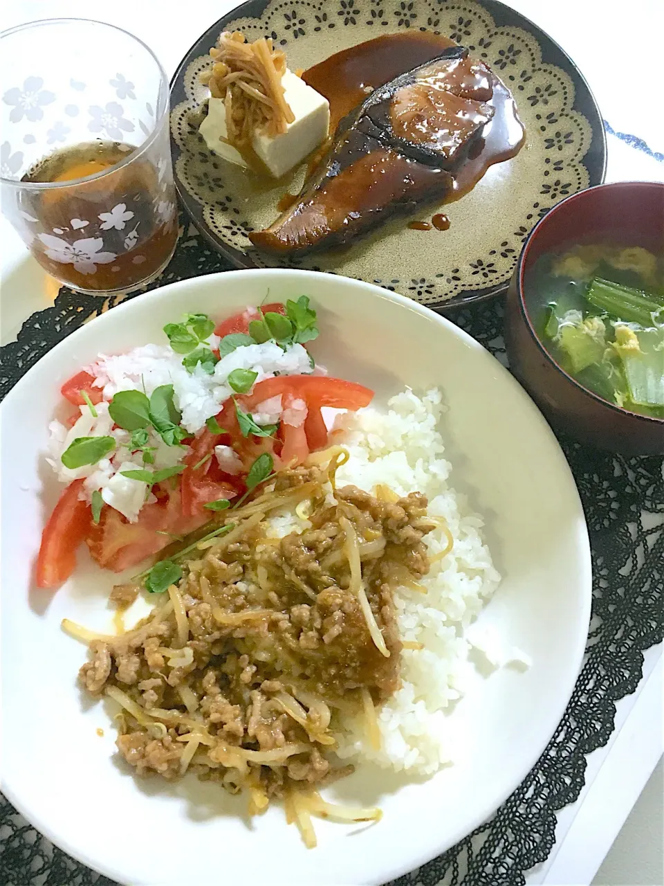 ひき肉ともやしの味噌炒め＊ぶりの照り焼き＊トマトと新玉ねぎのサラダ|ゆきさん