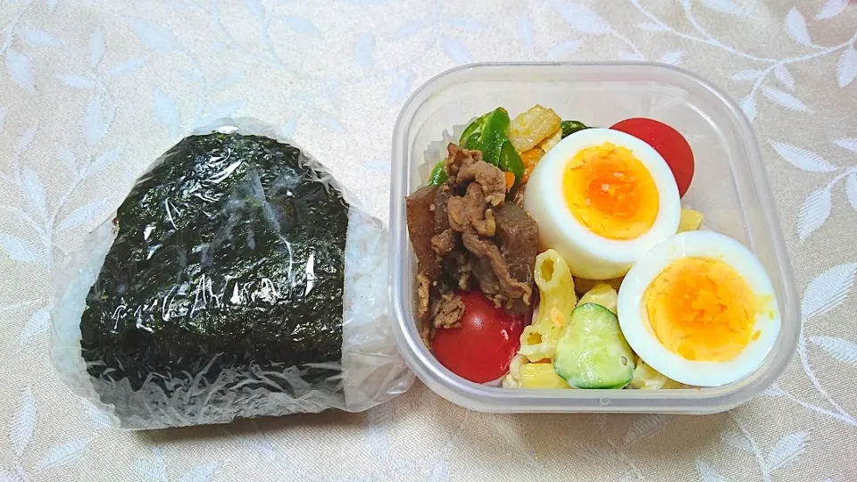 Snapdishの料理写真:5/20の夜勤弁当
塩鮭おにぎり、マカロニサラダなど|卯月さん