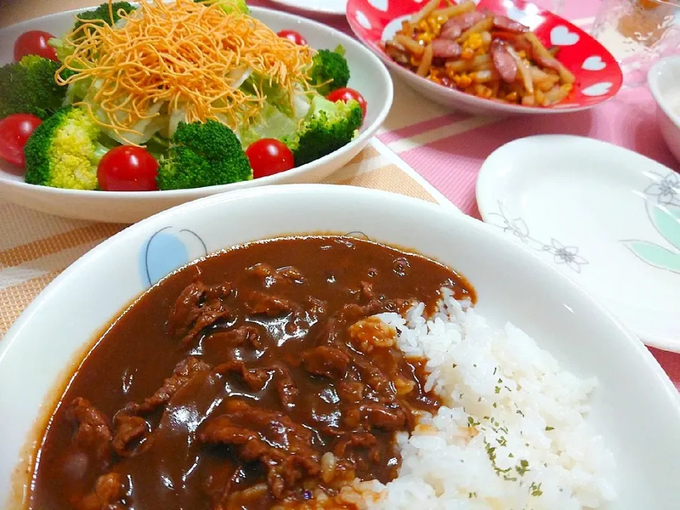 夕食(^ー^)
ハッシュドビーフ
ポテトとエリンギとウインナーとコーンのバター醤油炒め
サラダ(レタス、ブロッコリー、プチトマト、サラダ麺)|プリン☆さん