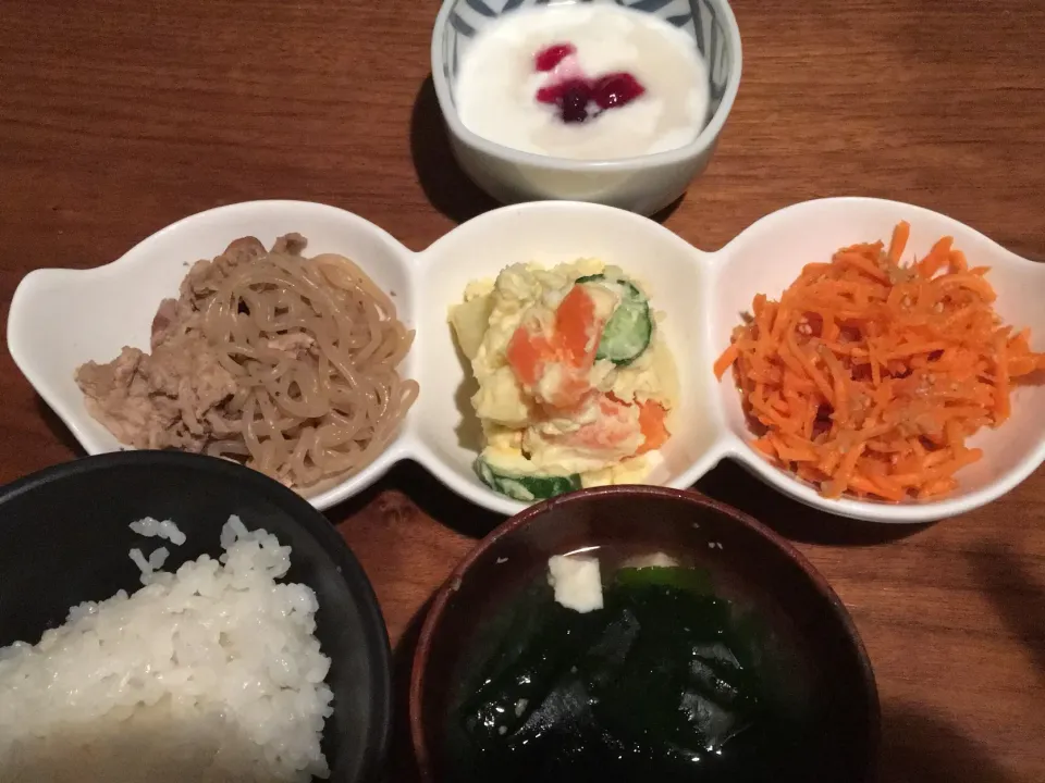 夜ご飯
人参のサラダ 玉ねぎドレッシング
ポテトサラダ
豚肉の煮物|みみほさん