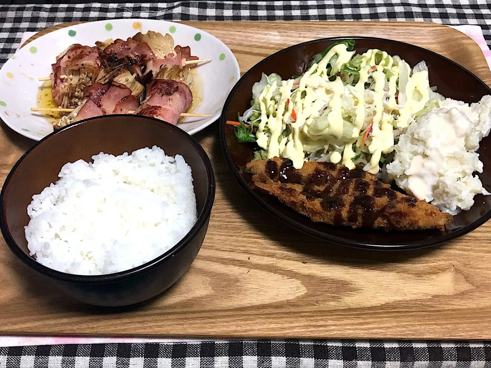 Snapdishの料理写真:今日の夕食
☆バタポンえのきベーコン巻き
☆ししゃもフライ
☆和風仕立てのオニオンポテト
☆レタスミックスサラダ|まぁたんさん