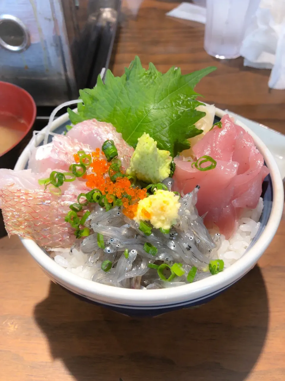 ららぽーと湘南平塚の浜焼きあぶりやの
地魚丼！|ツツヤンさん