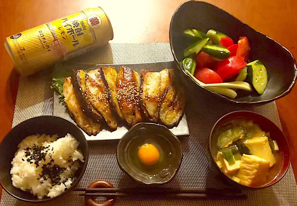 Today's Dinner🍴胡瓜とﾄﾏﾄの浅漬け･鯵と茄子の蒲焼き･紫蘇わかめもち麦飯･生卵･厚揚げとわかめのお味噌汁|🌈Ami🍻さん