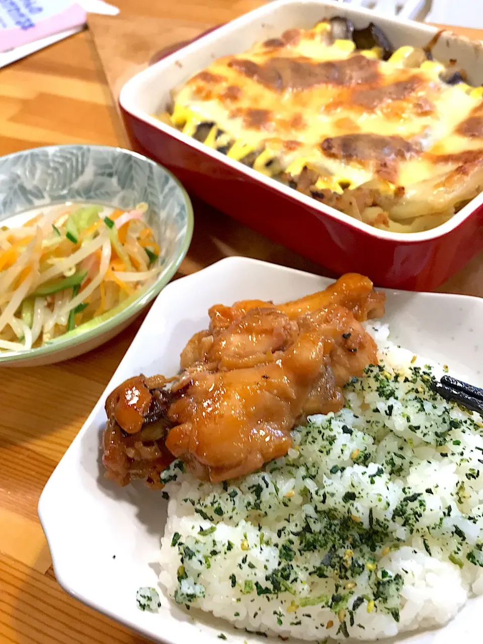 Snapdishの料理写真:手羽元のさっぱり煮、じゃがいもとナス、挽肉のマヨ焼き、中華サラダ|Asaさん