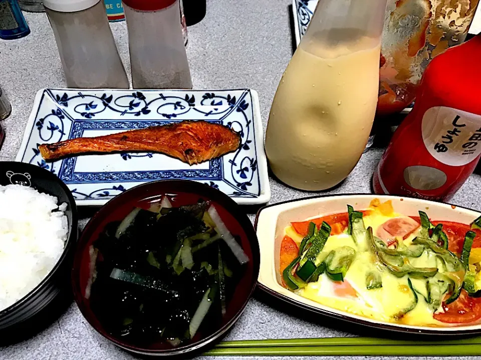 Snapdishの料理写真:熱々で #夕飯 お粥白米、ピッツァふう玉子(まるまる1個)温野菜、魚、ワカメじゃが味噌汁、すりゴマ、すってないゴマ|ms903さん