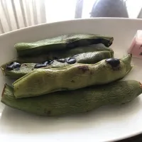 Snapdishの料理写真:そら豆のグリル
そら豆の両端を切り落として、脇に切り込みを入れる。グリルで6分ほど焼くだけ。岩塩を付けて食べます！春の香り❣️❣️|naorinさん