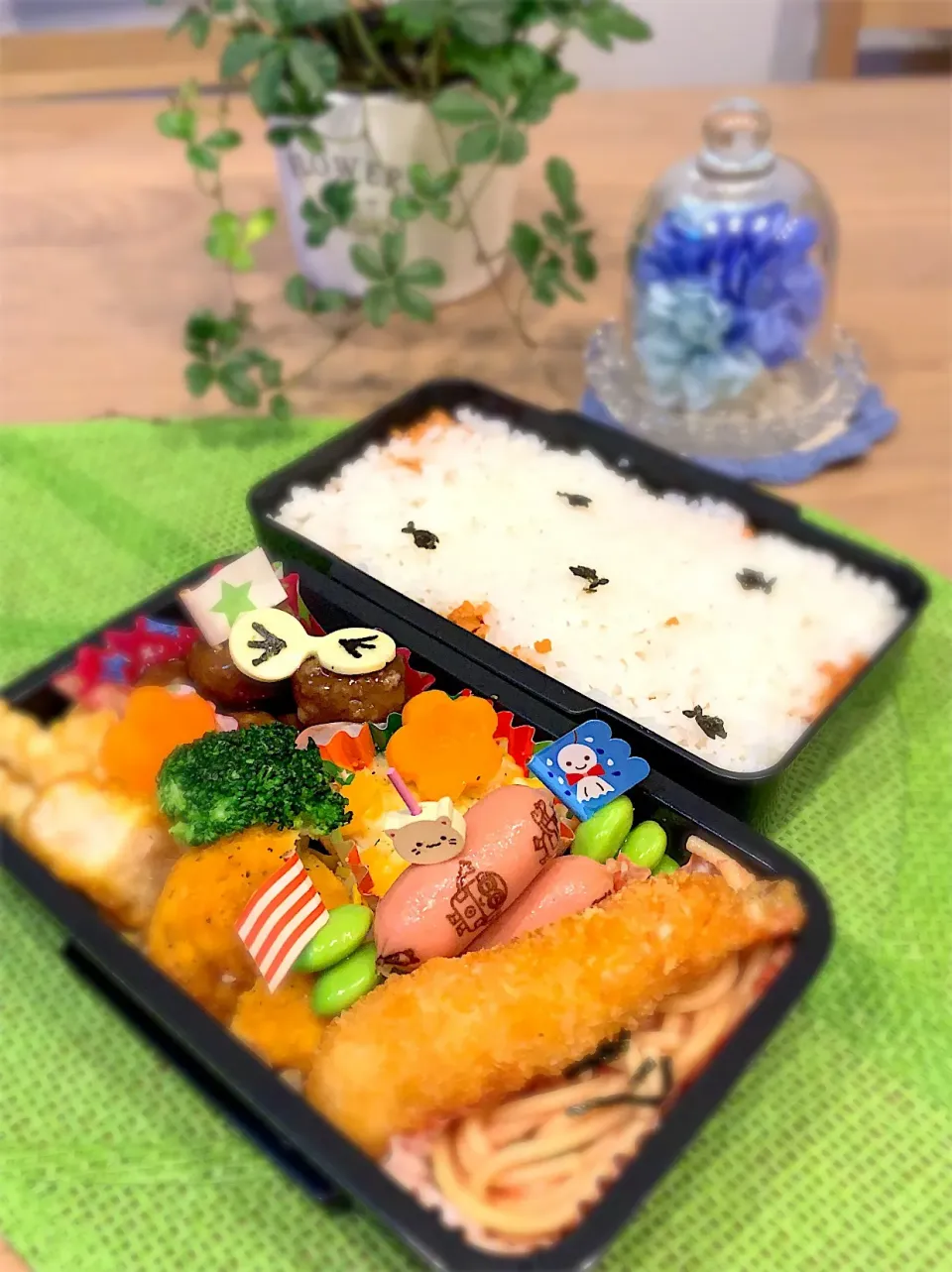 Snapdishの料理写真:雨で遠足延期…小学生息子のお弁当|yukopunさん