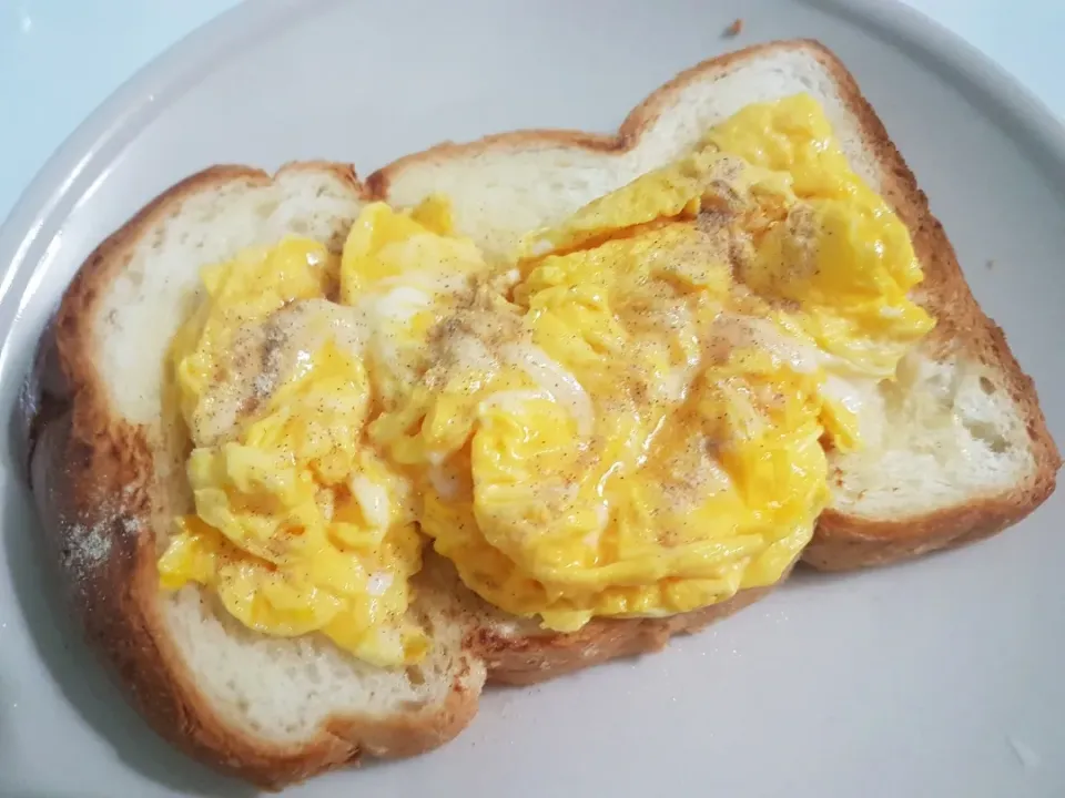 Snapdishの料理写真:Scrambled egg butter toast - Sun Moulin bread|🌷lynnlicious🌷さん