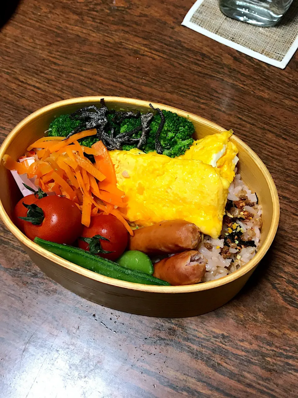 Snapdishの料理写真:お弁当（麦ご飯、卵焼き、ウインナー、人参とツナの炒め物、ブロッコリー、スナップエンドウ、ミニトマト）|ミカさん