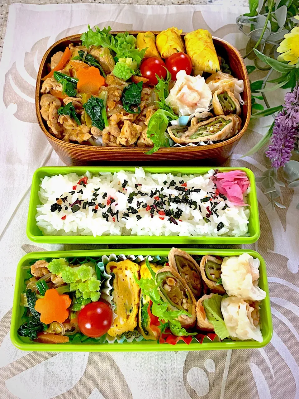 #お弁当 
 #男子部活お弁当。姉おまけお弁当。 
今日のお弁当
豚肉でチャプチェ風、オクラの肉巻き🥓
玉子焼き、えび焼売|yukaさん