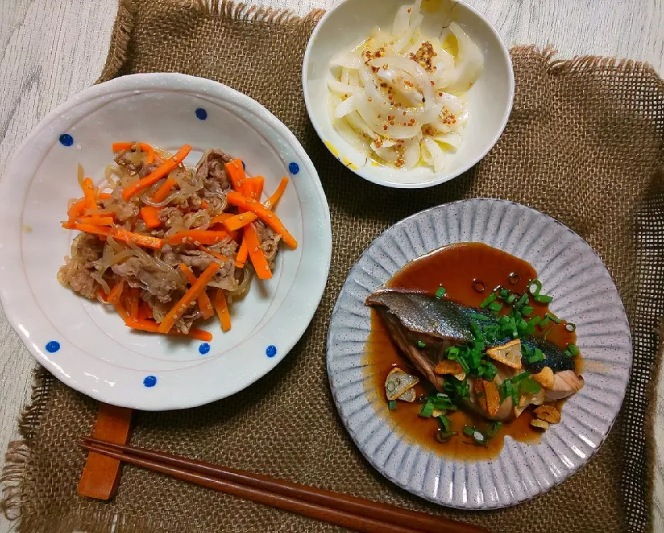 ブリのにんにく照り焼き・しらたきと牛肉のきんぴら・新玉ねぎの粒マスタード漬け|真希さん